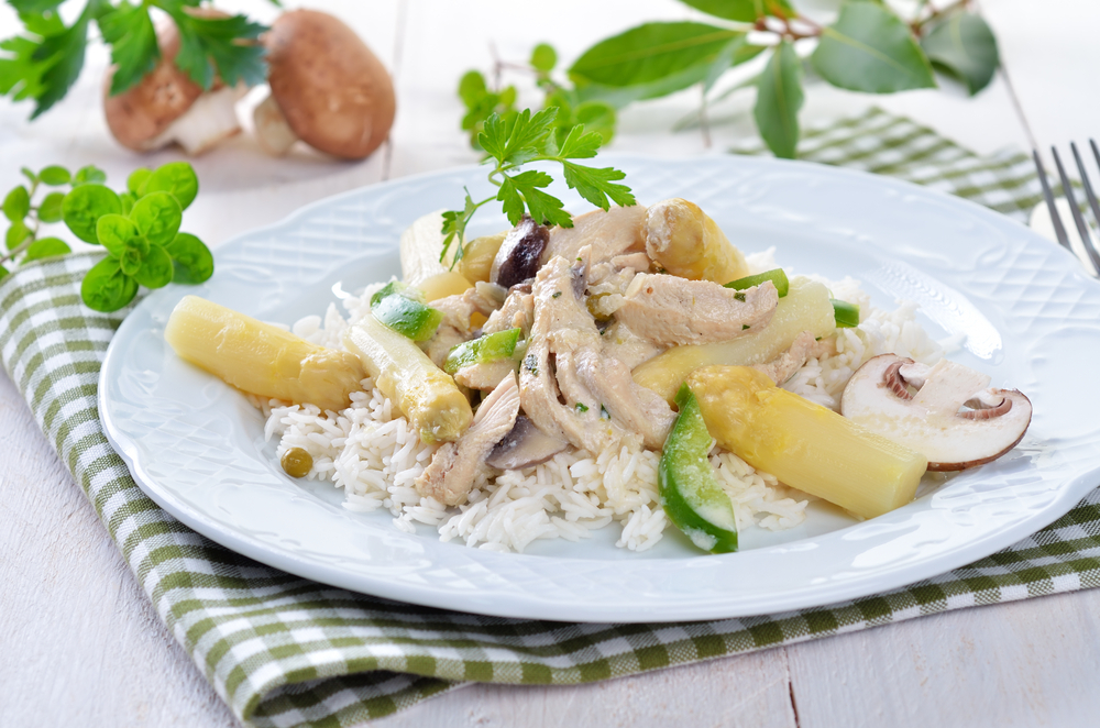 Chicken,Fricassee,With,Fresh,White,Asparagus,And,Rice