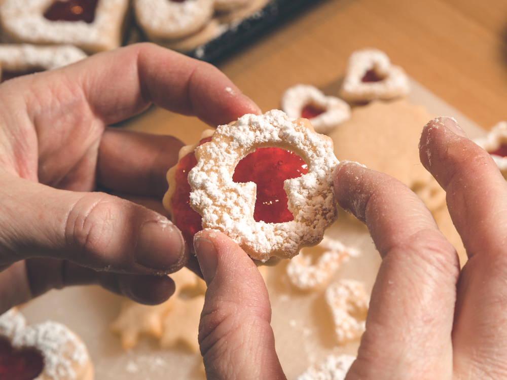 Plätzchen aus der Weihnachtsbäckerei – Himbeer-Terrassenplätzchen