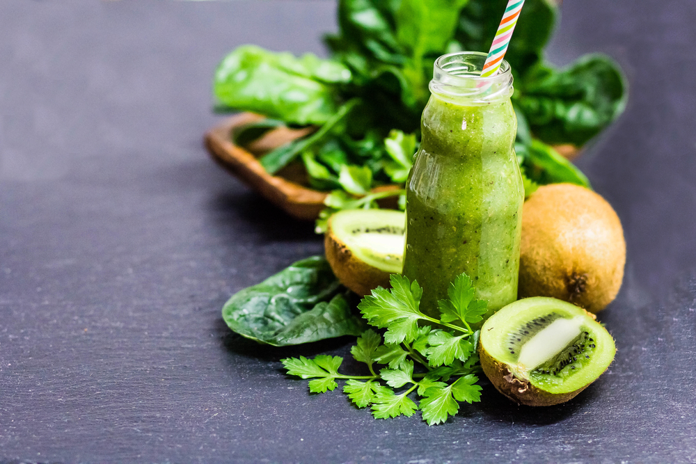 Fresh,Green,Fruit,And,Vegetable,Smoothie,With,Kiwi,,Spinach,,Asparagus