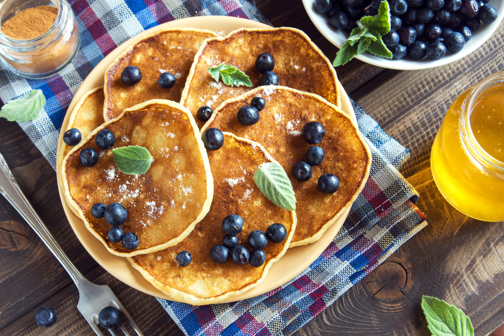 Pancakes,On,Plate,With,Blueberries,,Walnuts,And,Honey,For,Healthy