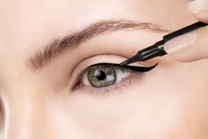 Lidstrich ziehen – aber womit? Kajal, Eyeliner oder Gel?