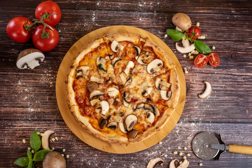 Pizza,Funghi,With,Tomato,Sauce,,Mozzarella,And,Fresh,Mushrooms