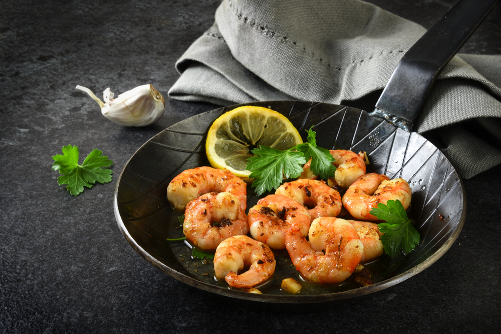 Prawns,Shrimps,With,Garlic,,Lemon,,Spices,And,Italian,Parsley,Garnish