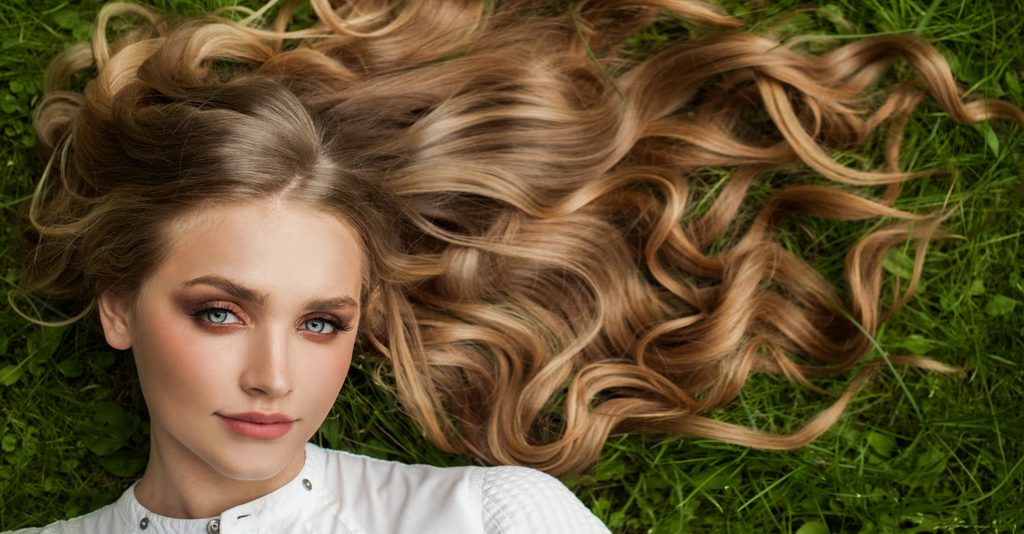 Flechtfrisuren bei glatten Haaren: So hält der Zopf