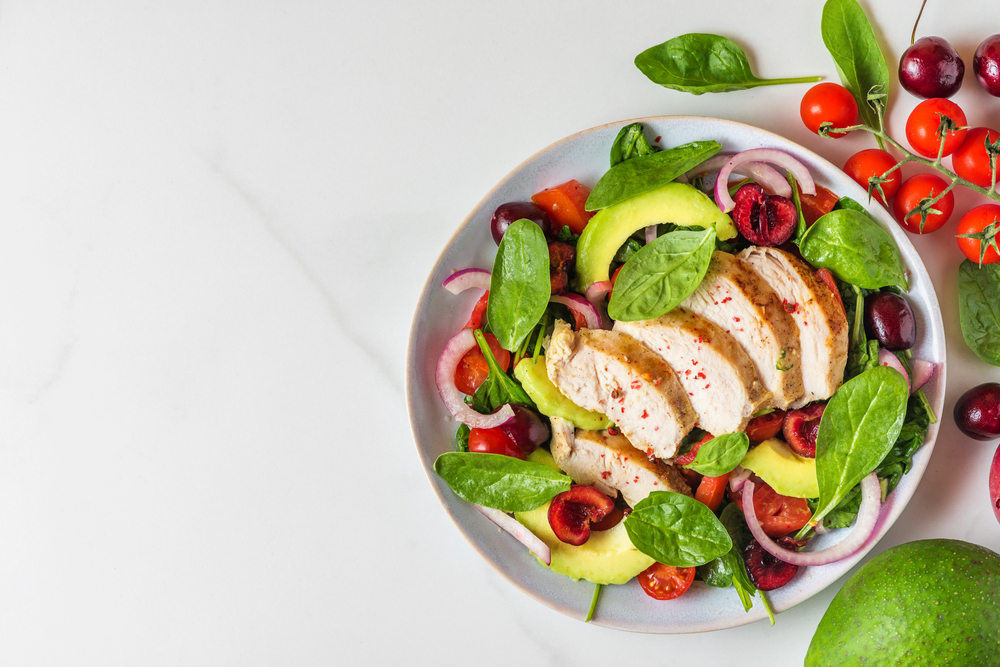 Healthy,Summer,Salad,With,Grilled,Chicken,Breast,,Avocado,,Spinach,,Cherry