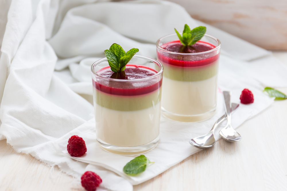 Matcha-Pannacotta mit marinierten Zitrusfrüchten