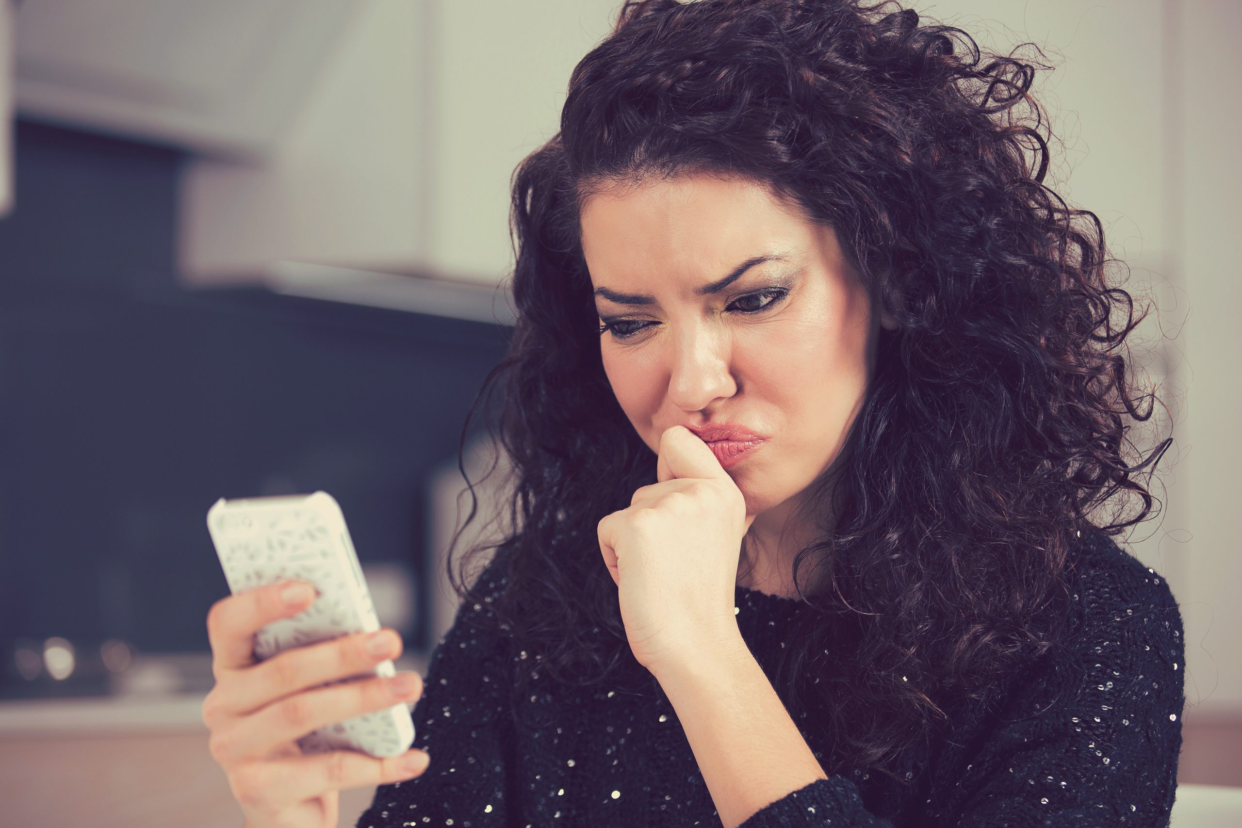 Frau schaut auf ihr Handy