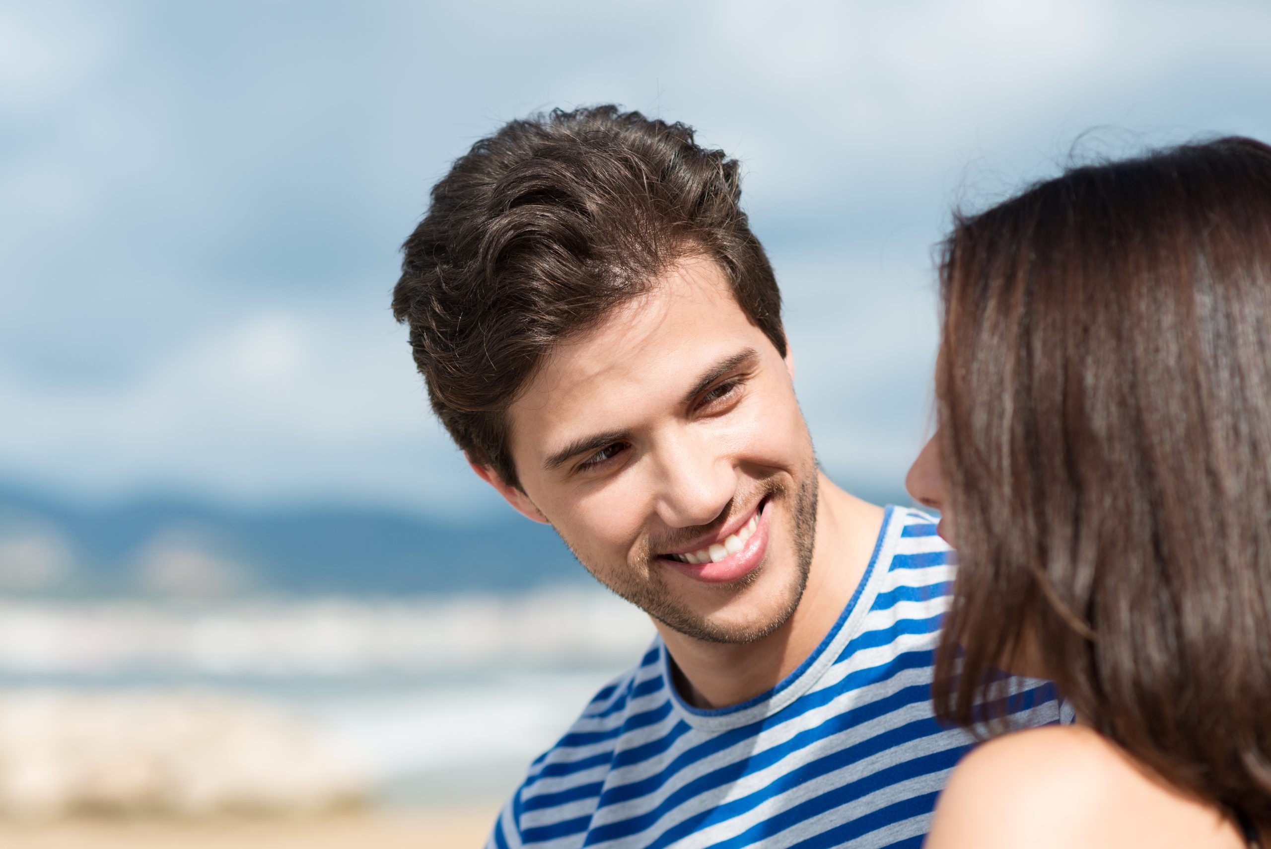 Flirten: Daran erkennen Sie, dass er Sie will