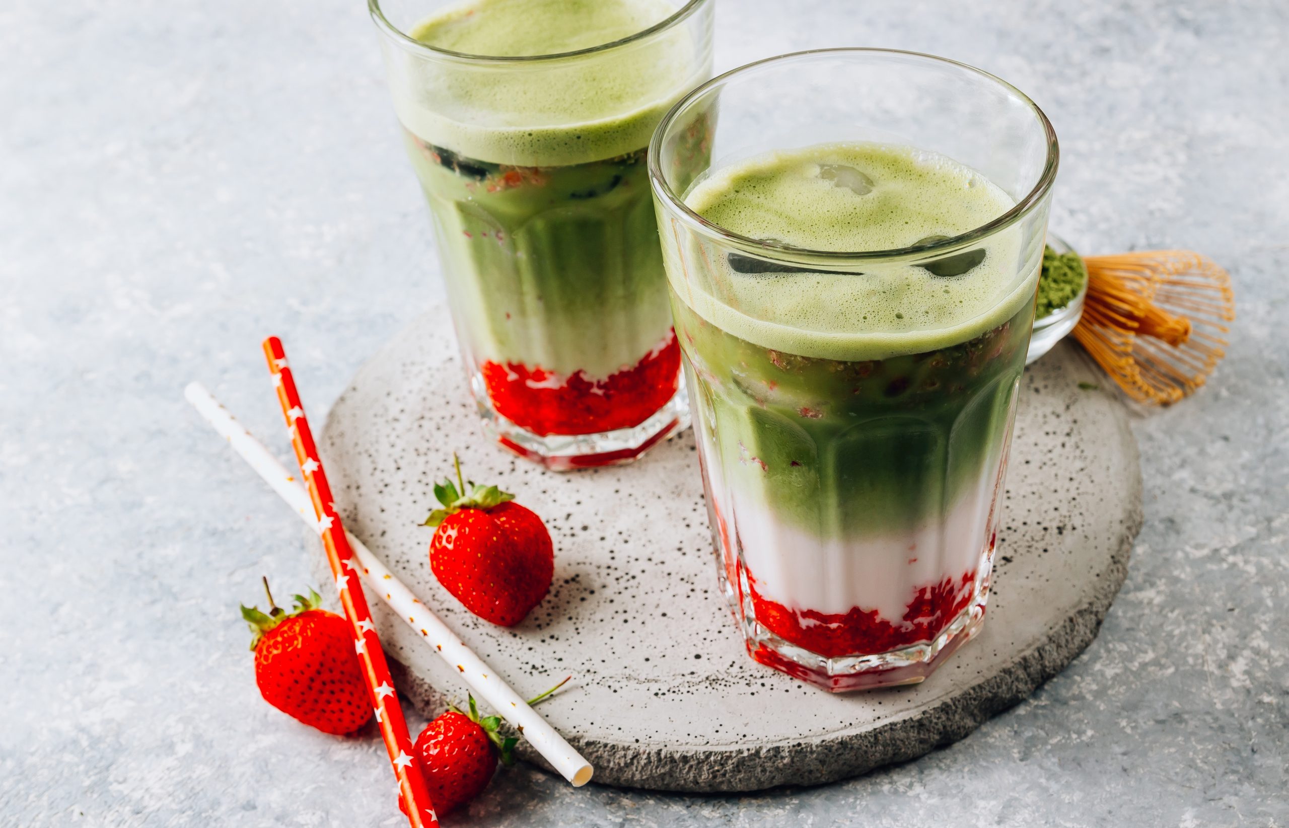 Erfrischende Trendgetränke für den Sommer: Kokos-Eiskaffee, Erdbeer-Matcha und mehr