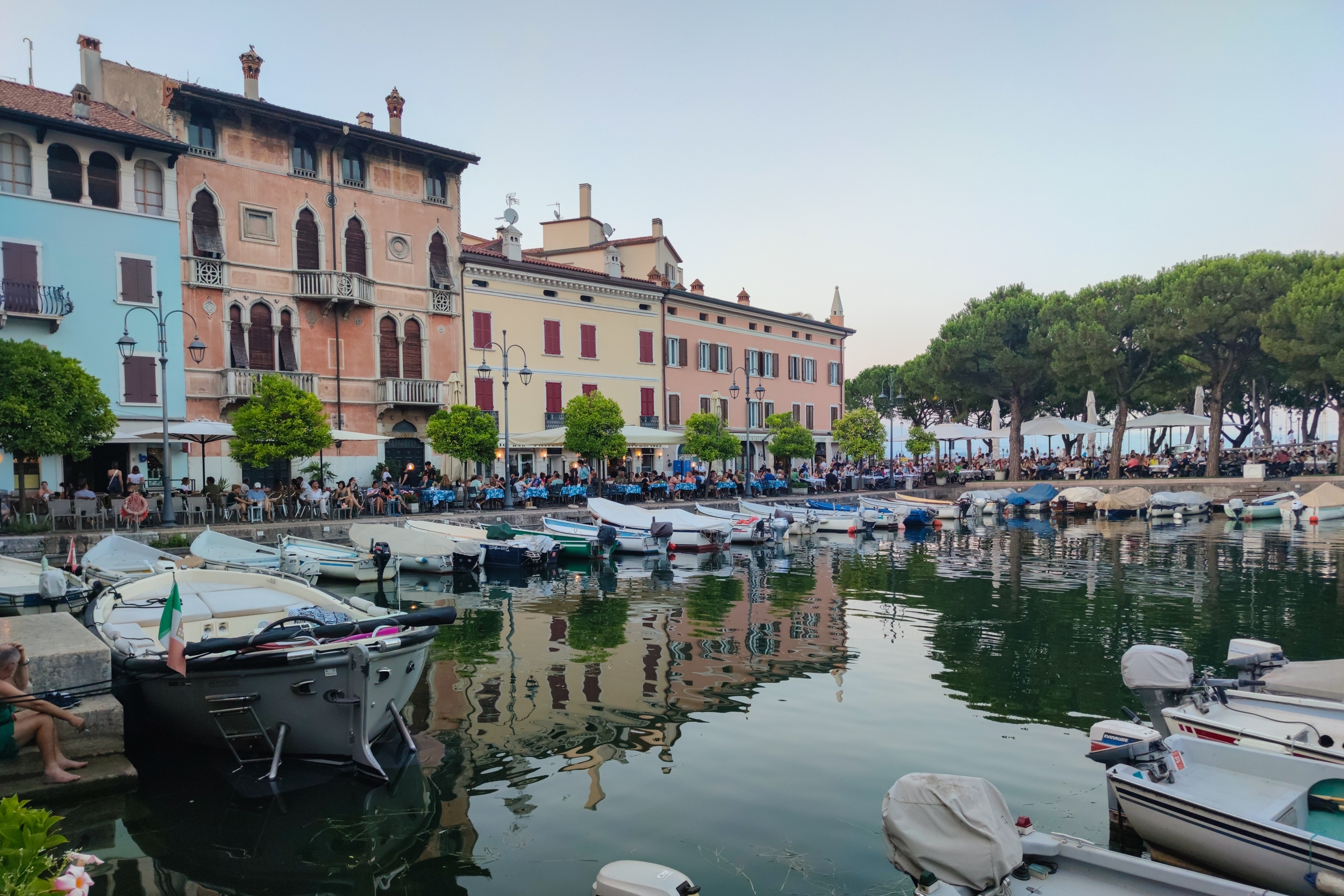 Der Gardasee in Italien ist ein beliebtes Reiseziel.