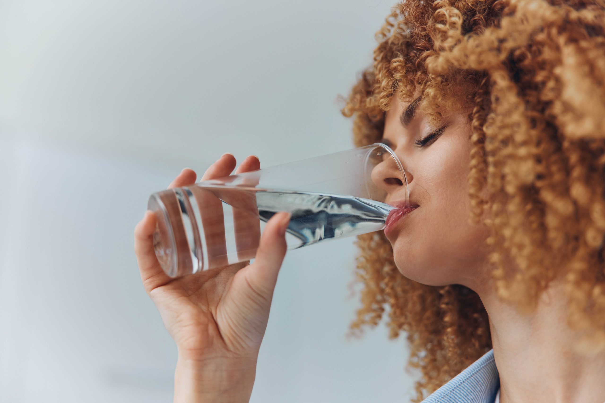 Fünf überraschende Anzeichen, dass du zu wenig Wasser trinkst