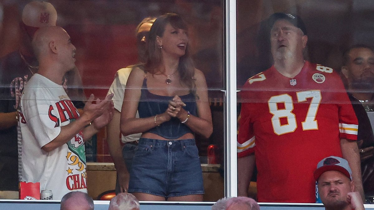 Taylor Swift begeistert im Denim-Look beim NFL-Saisonauftakt