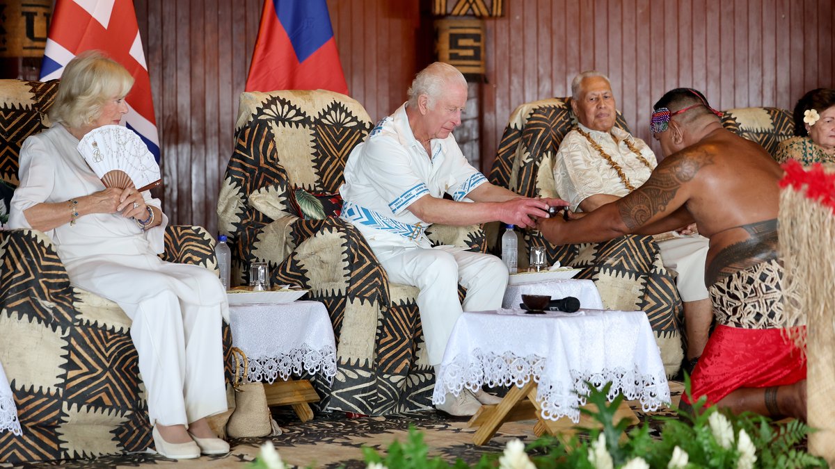 Königlicher Empfang in Samoa: Charles und Camilla in traditionellem Weiß