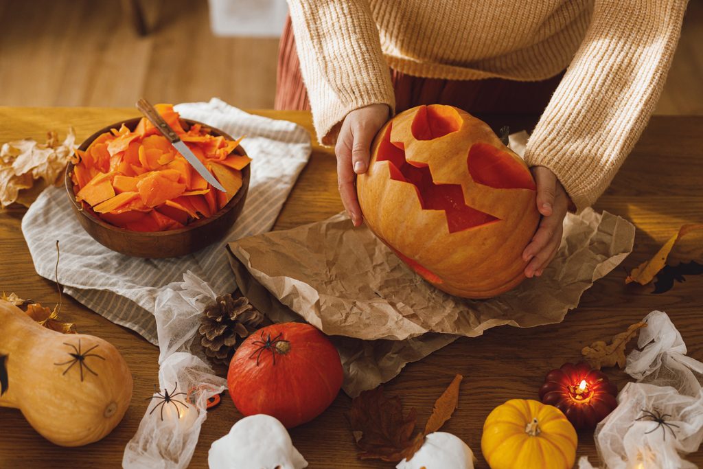 Kreative Halloween-Deko: Zauberschokolade und Geisterkerzen